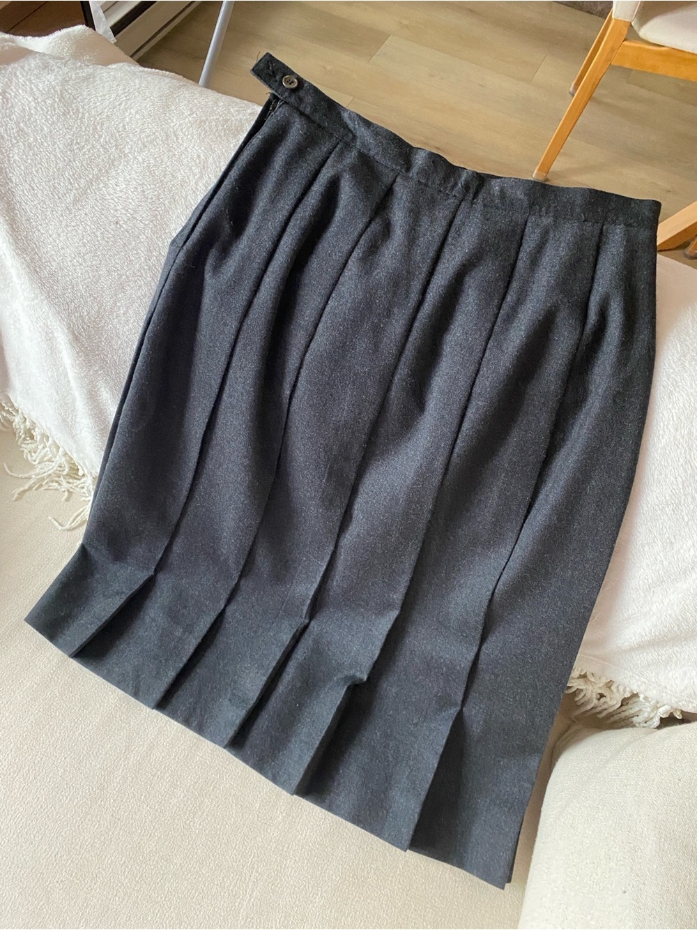 Vintage Jones New York Black Pleated Skirt 100% wool